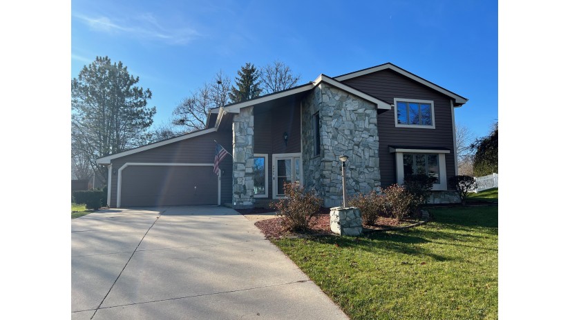 3954 S Victoria Cir New Berlin, WI 53151 by Shorewest Realtors $560,000