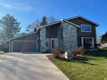 3954 S Victoria Cir, New Berlin, WI 53151-6196