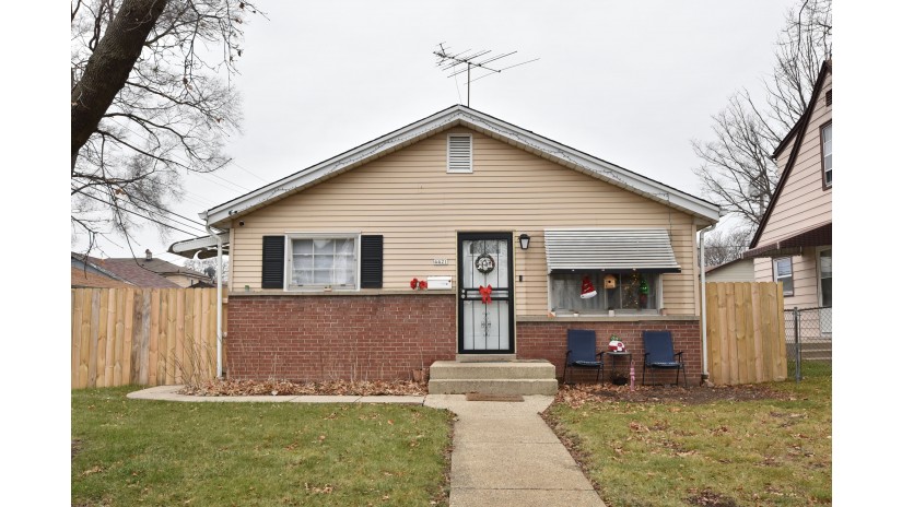 4421 N 82nd St Milwaukee, WI 53218 by Shorewest Realtors $170,000