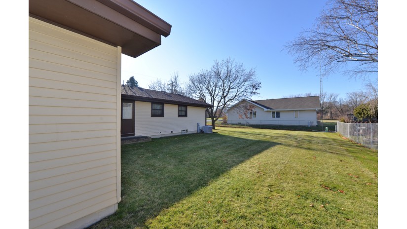 5510 Randal Ln Caledonia, WI 53402 by Shorewest Realtors $345,000