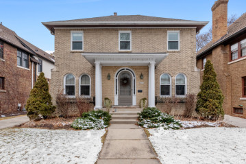 4851 N Woodburn St, Whitefish Bay, WI 53217-6064