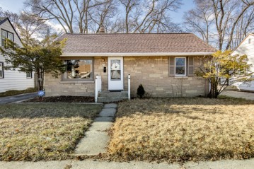 2115 W Neil Pl, Milwaukee, WI 53209-5027