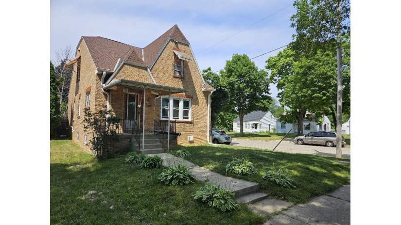 2700 W Stark St Milwaukee, WI 53209 by Shorewest Realtors $127,000