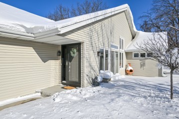 W196N11442 Shadow Wood Dr, Germantown, WI 53022-2972