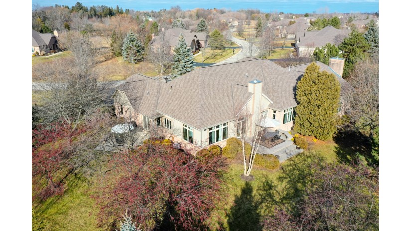 10708 N Essex Ct Mequon, WI 53092 by Shorewest Realtors $595,000