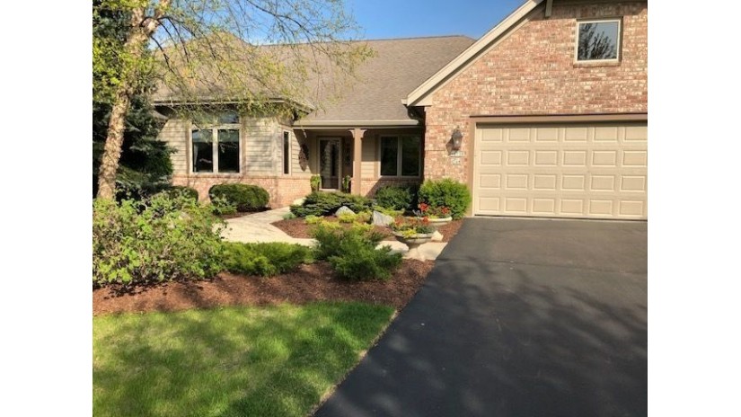 10708 N Essex Ct Mequon, WI 53092 by Shorewest Realtors $595,000