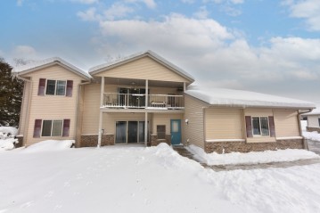 990 Spring Ct, Newburg, WI 53095-9504