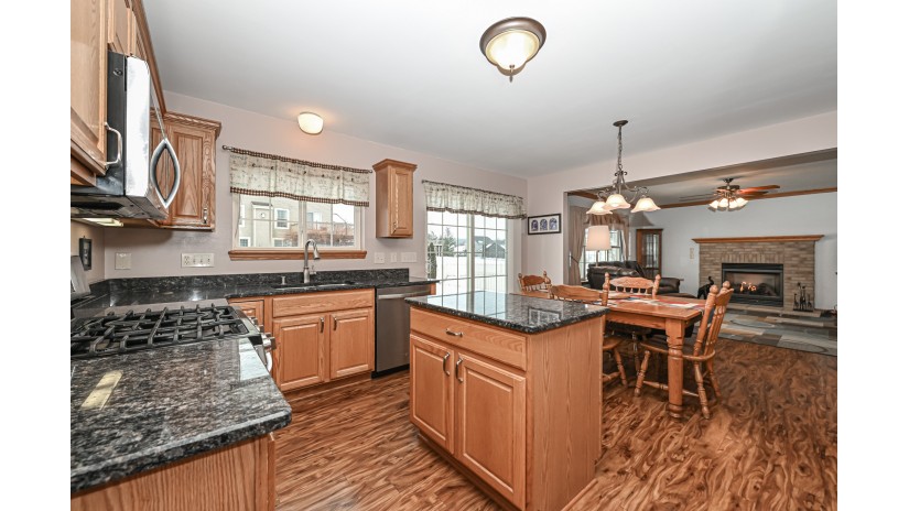 722 Cottonwood Ln Waterford, WI 53185 by Shorewest Realtors $499,900
