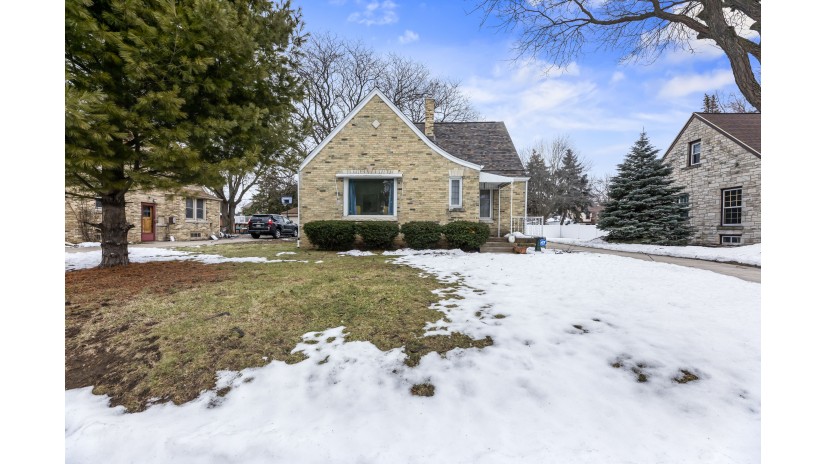3534 S 58th St Milwaukee, WI 53220 by Shorewest Realtors $249,900