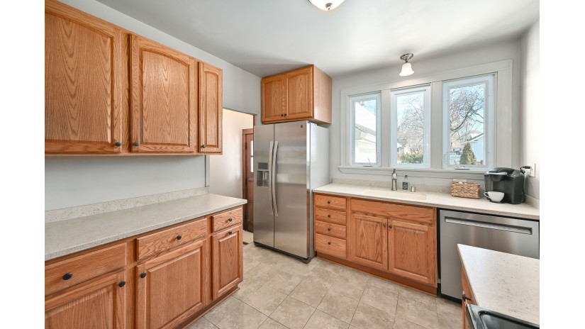 1722 N 72nd St Wauwatosa, WI 53213 by Shorewest Realtors $450,000