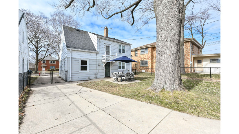 2998 N 70th St Milwaukee, WI 53210 by Shorewest Realtors $299,900