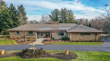 1620 Highland Dr, Elm Grove, WI 53122-1528