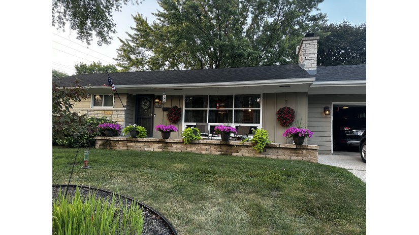 1003 Oxford Rd Waukesha, WI 53186 by Shorewest Realtors $350,000