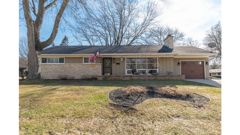 1003 Oxford Rd Waukesha, WI 53186 by Shorewest Realtors $350,000