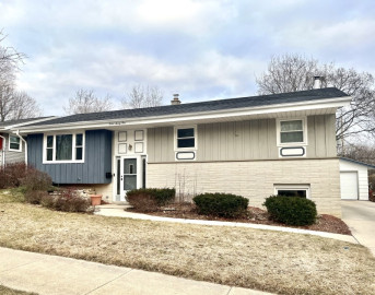 1221 N 14th Ave, West Bend, WI 53090-1740