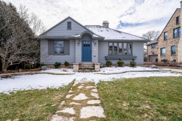 6421 Betsy Ross Pl, Wauwatosa, WI 53213-2415