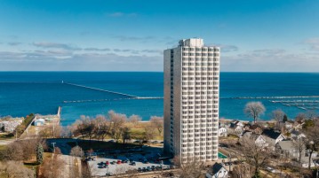 2525 S Shore Dr 4B, Milwaukee, WI 53207-1963