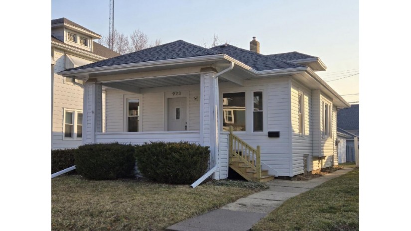 923 Hayes Ave Racine, WI 53405 by Shorewest Realtors $209,900