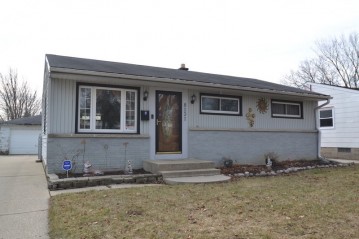 8131 W Eggert Pl, Milwaukee, WI 53218-3649