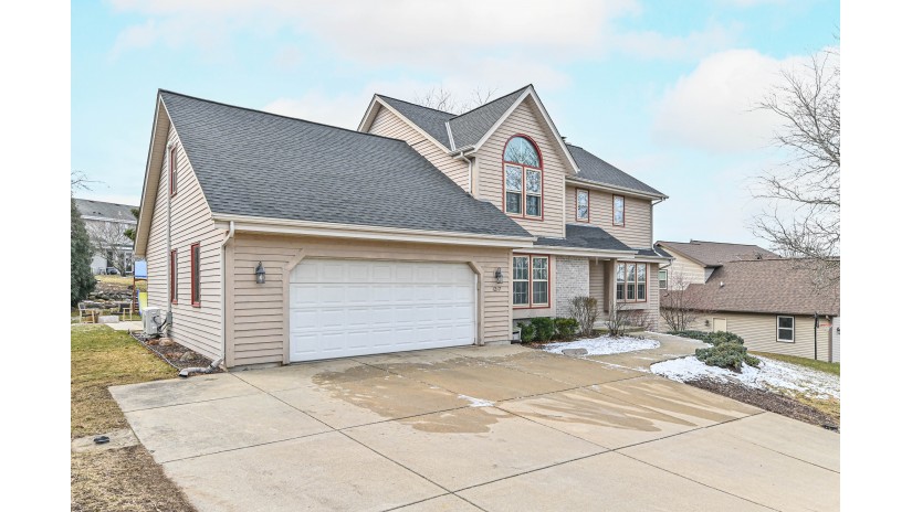 1217 Foxwood Trl Waukesha, WI 53189 by Shorewest Realtors $475,000