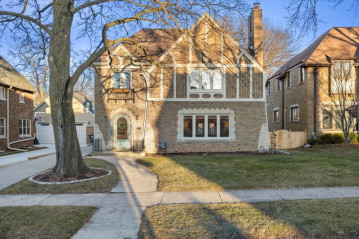 4914 N Woodburn St, Whitefish Bay, WI 53217-6065