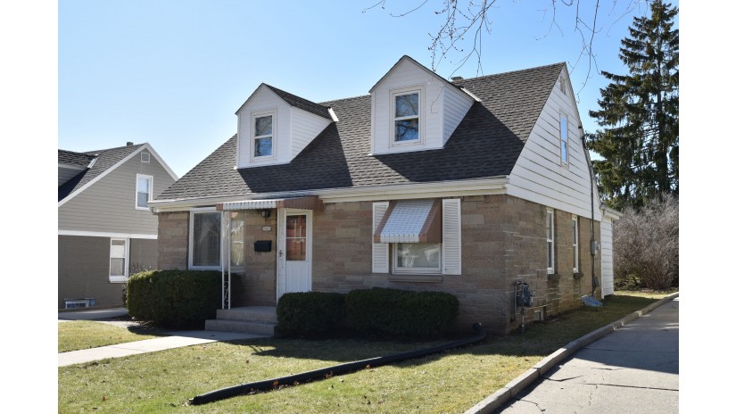 3465 N 96th St Milwaukee, WI 53222 by Shorewest Realtors $200,000