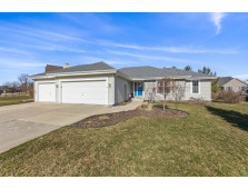 1386 Cardinal Dr, Oconomowoc, WI 53066-2383