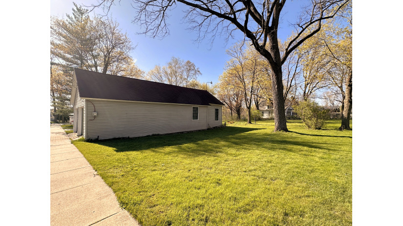 200 E Main St Rochester, WI 53105 by Shorewest Realtors $359,000