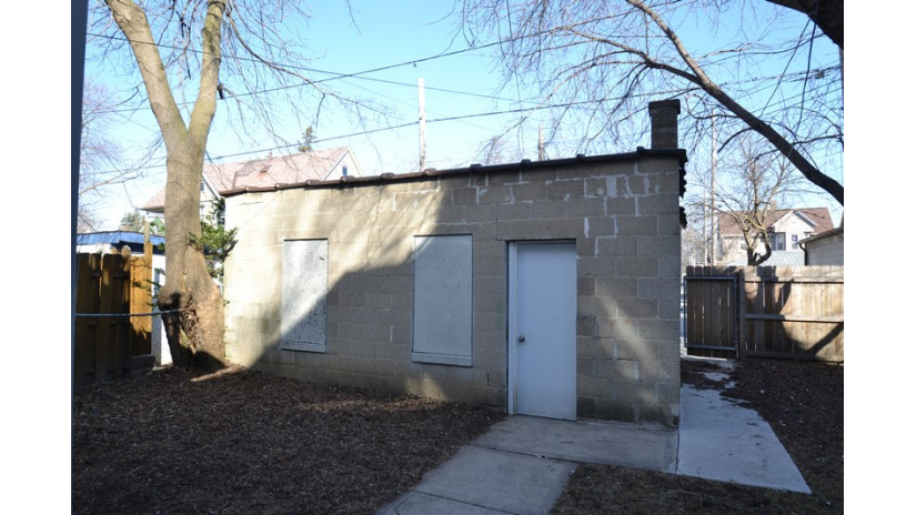 516 E Locust St Milwaukee, WI 53212 by Shorewest Realtors $249,900