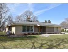 11447 N Meadowbrook Dr, Mequon, WI 53097-3136