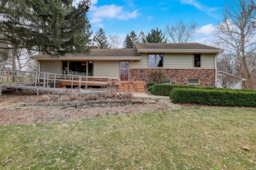 W215 Hillendale Dr, Ixonia, WI 53066-5527