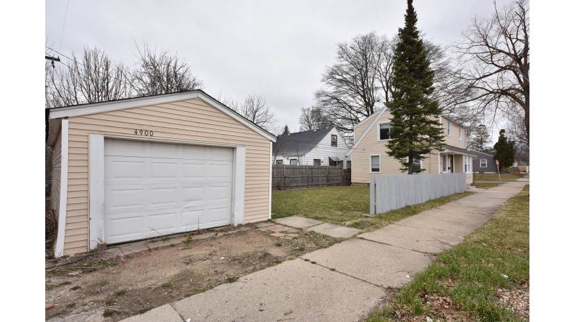 4900 W Fiebrantz Ave Milwaukee, WI 53216 by Shorewest Realtors $189,900