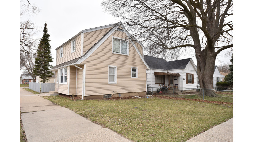 4900 W Fiebrantz Ave Milwaukee, WI 53216 by Shorewest Realtors $189,900