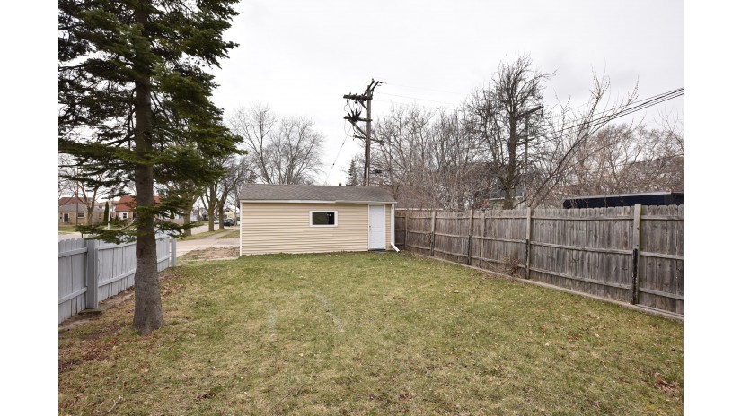 4900 W Fiebrantz Ave Milwaukee, WI 53216 by Shorewest Realtors $189,900