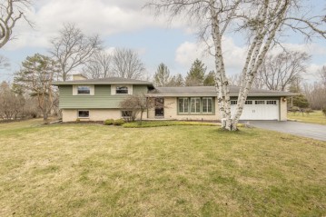 11427 N St James Ln, Mequon, WI 53092-3048