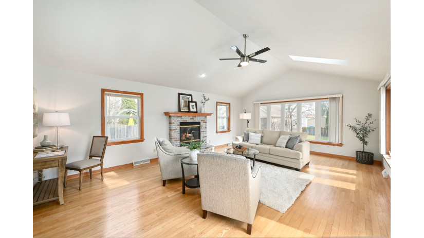 4762 N Elkhart Ave Whitefish Bay, WI 53211 by Shorewest Realtors $449,900