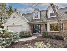 1509 W Eastbrook Dr, Mequon, WI 53092-2986