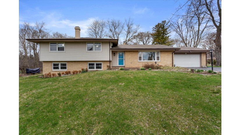 W199N9355 Wellington Dr Menomonee Falls, WI 53051 by Shorewest Realtors $429,000