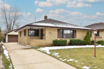 811 Mackinac Ave, South Milwaukee, WI 53172-3229