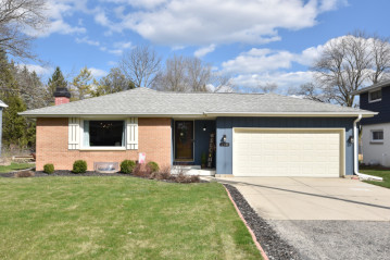 214 S Highland Ave, Thiensville, WI 53092