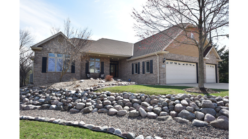 3800 S River Ridge Blvd Greenfield, WI 53228 by Shorewest Realtors $650,000