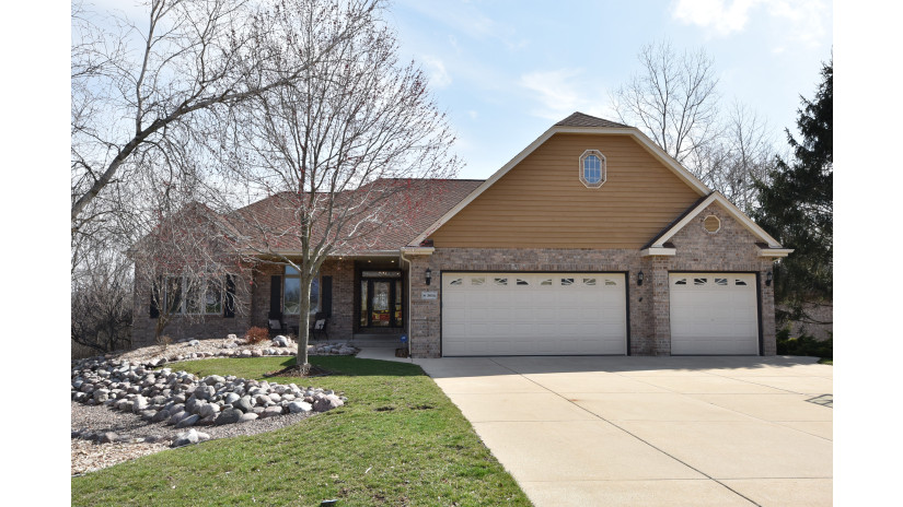 3800 S River Ridge Blvd Greenfield, WI 53228 by Shorewest Realtors $650,000