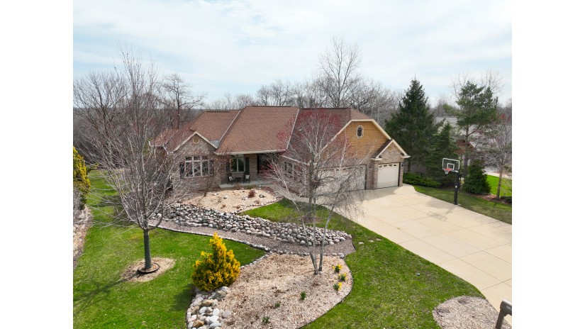 3800 S River Ridge Blvd Greenfield, WI 53228 by Shorewest Realtors $650,000