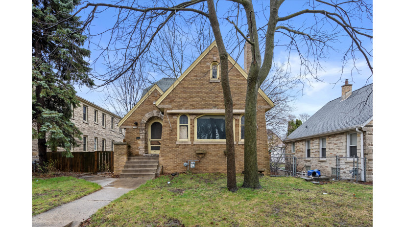 3929 N 51st Blvd Milwaukee, WI 53216 by Shorewest Realtors $135,000