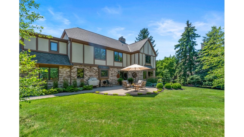 10506 N Riverlake Dr Mequon, WI 53092 by Shorewest Realtors $899,000