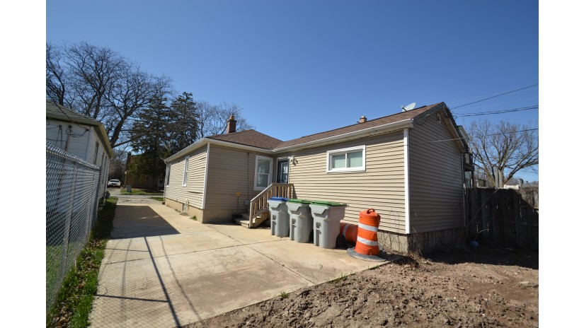 4344 N 36th St Milwaukee, WI 53216 by Shorewest Realtors $99,900