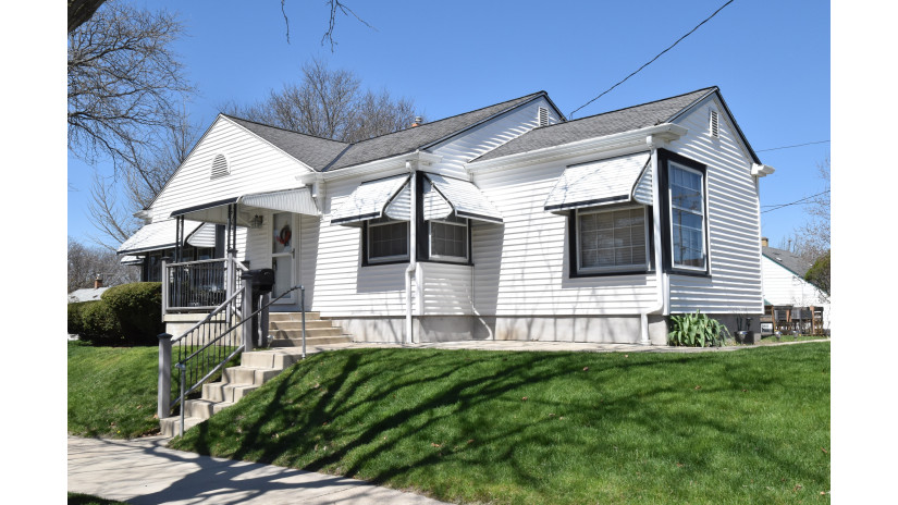 2776 S 44th St Milwaukee, WI 53219 by Shorewest Realtors $200,000