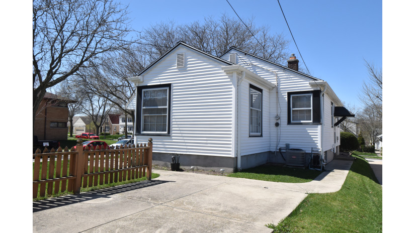 2776 S 44th St Milwaukee, WI 53219 by Shorewest Realtors $200,000