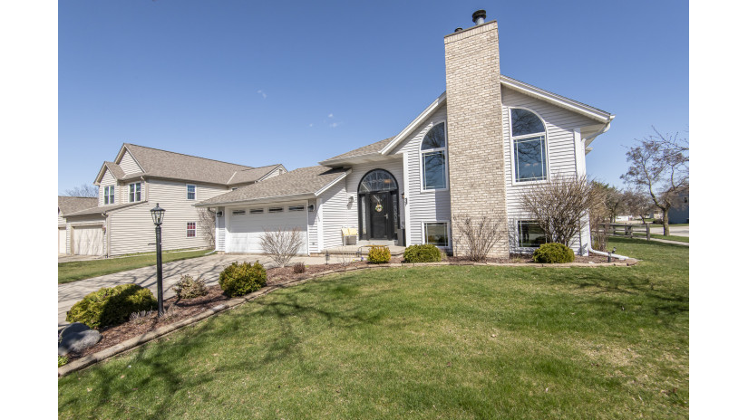 1256 River Place Blvd Waukesha, WI 53189 by Shorewest Realtors $435,000