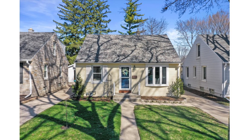 5138 N Bay Ridge Ave Whitefish Bay, WI 53217 by Shorewest Realtors $434,900